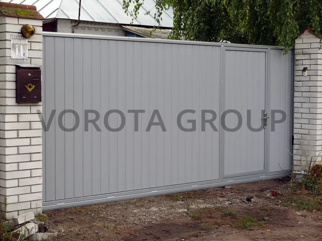 Откатные ворота с калиткой Alutech из серого профлиста 1850x3250