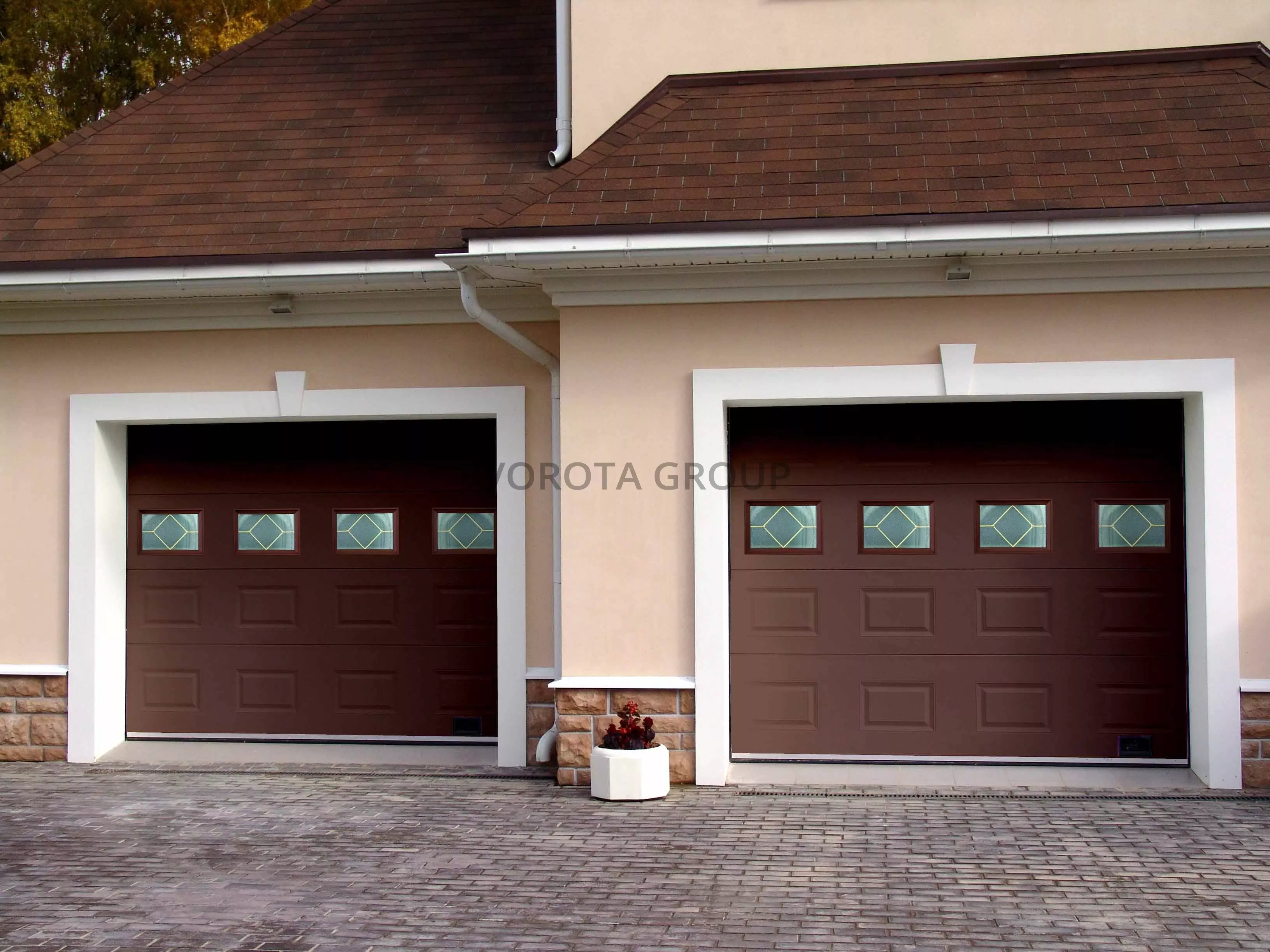 Автоматические ворота для гаража Doorhan коричневые со стеклом 2500x2000