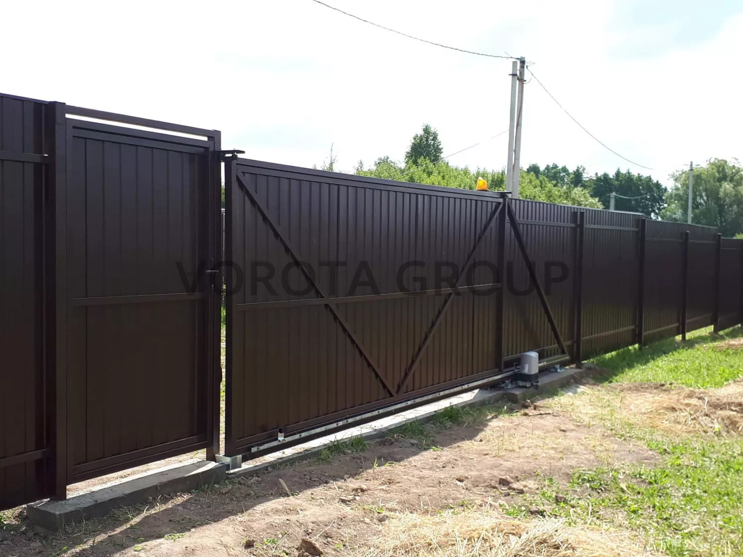 Откатные ворота из профнастила Doorhan темно-коричневого цвета 2100x3000