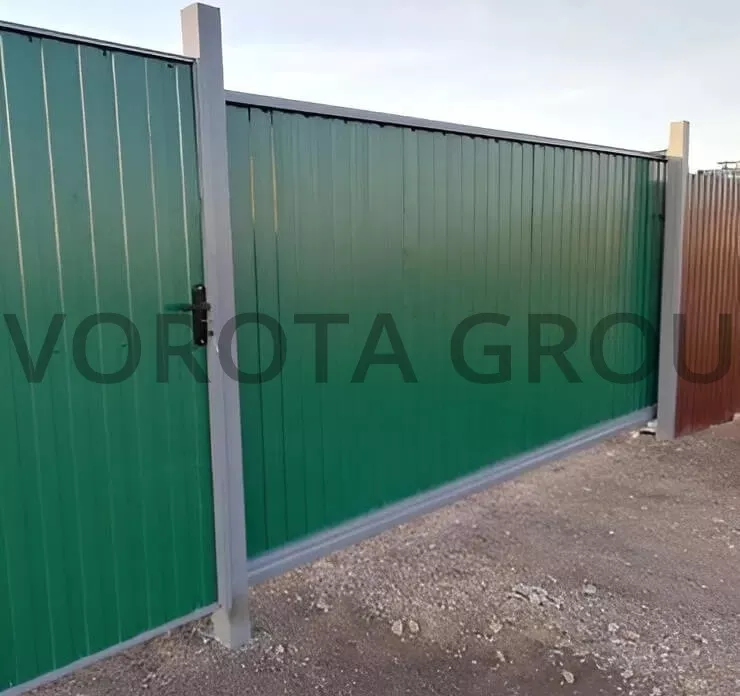 Откатные ворота на сваях с калиткой Doorhan зеленые 2200x1500