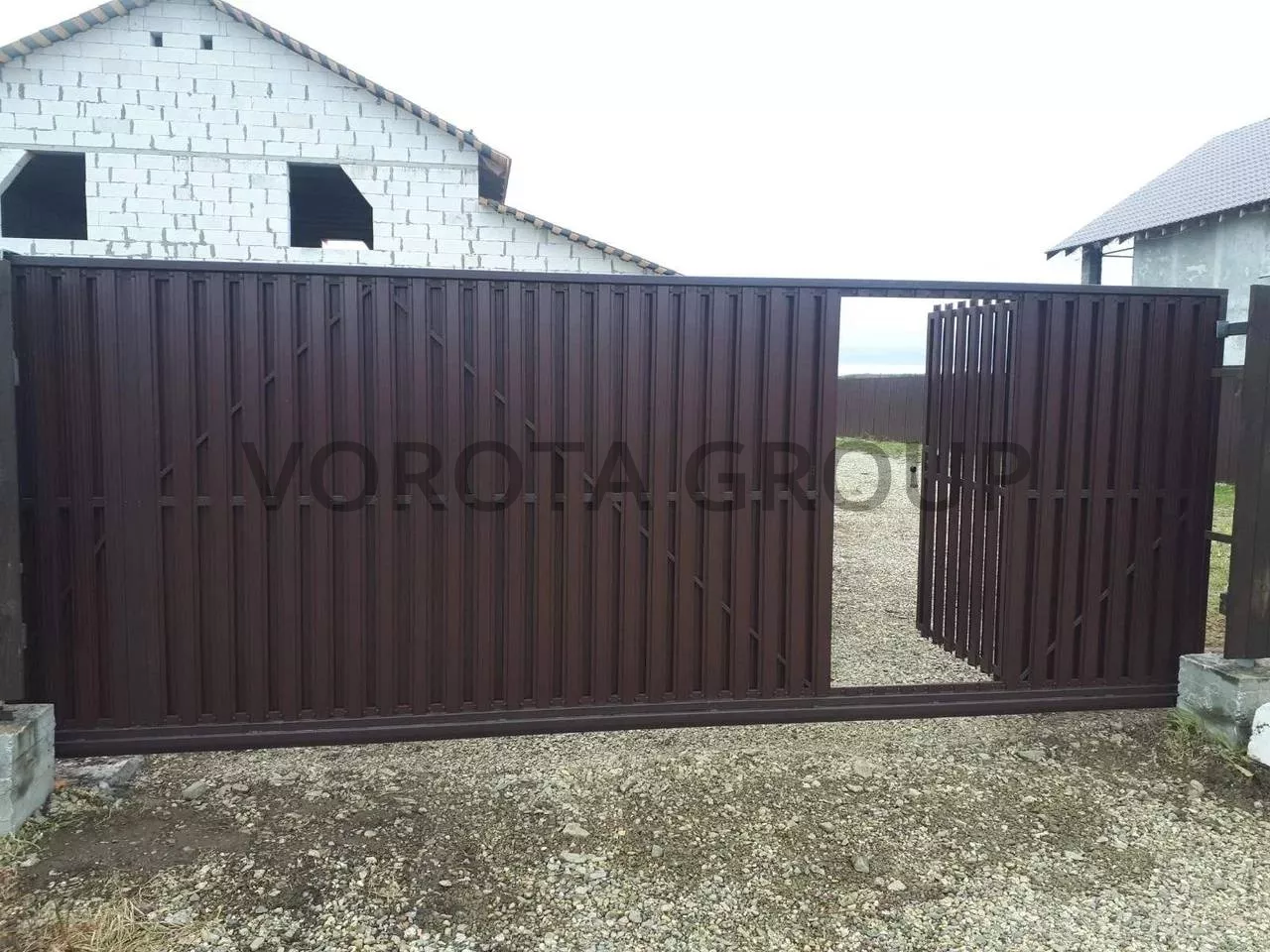 Откатные ворота с калиткой Doorhan из коричневого штакетника 1750x3950