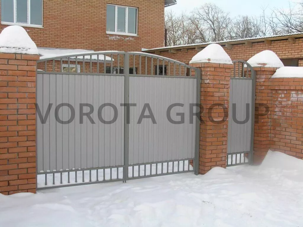 Распашные ворота из профнастила Doorhan белого цвета 2600х2000
