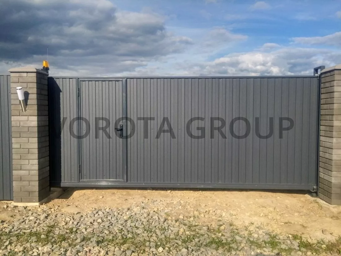 Откатные ворота с калиткой Alutech серого цвета 1850x3000