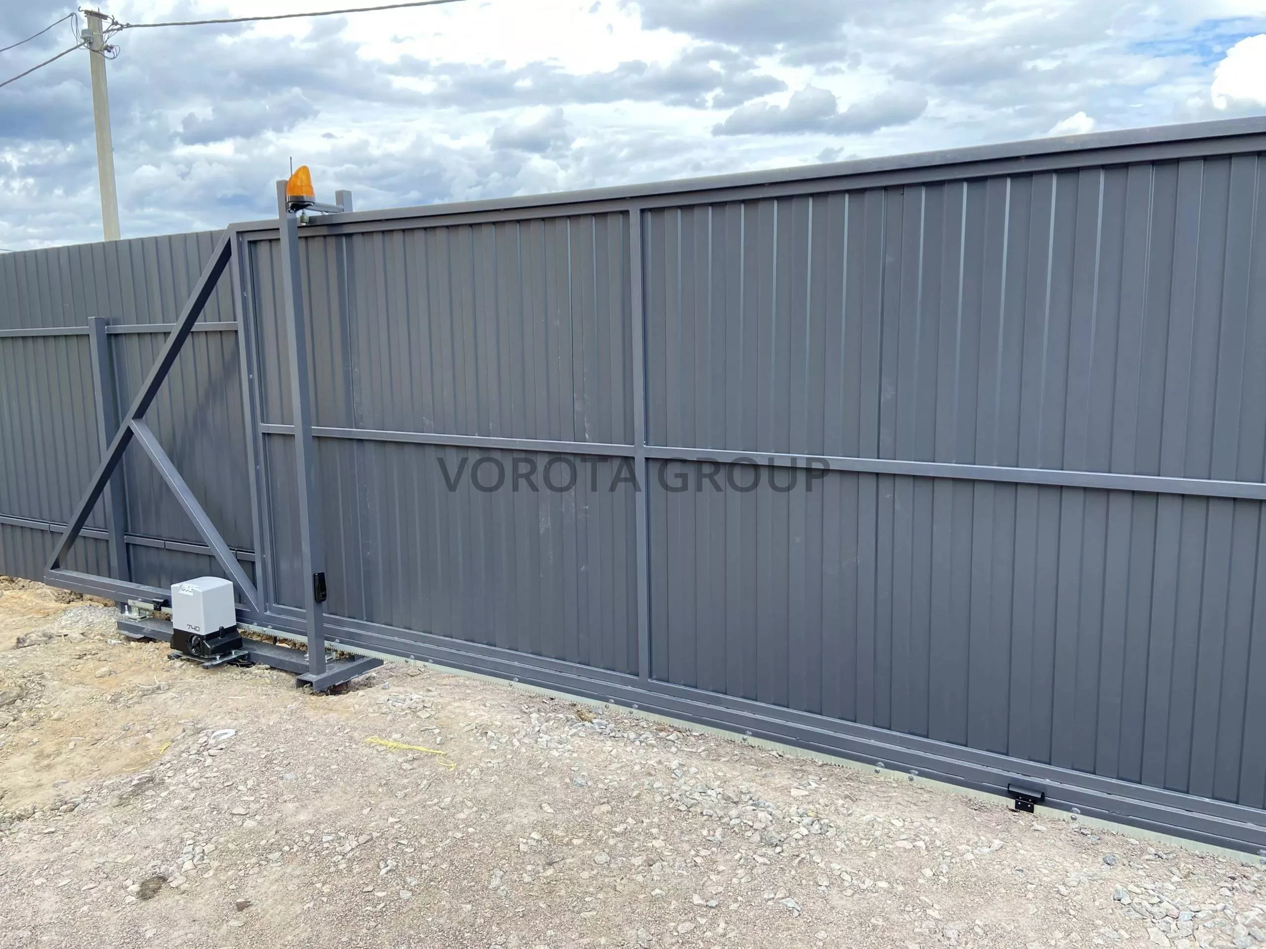 Откатные ворота на сваях Alutech серый профлист 1850x4200
