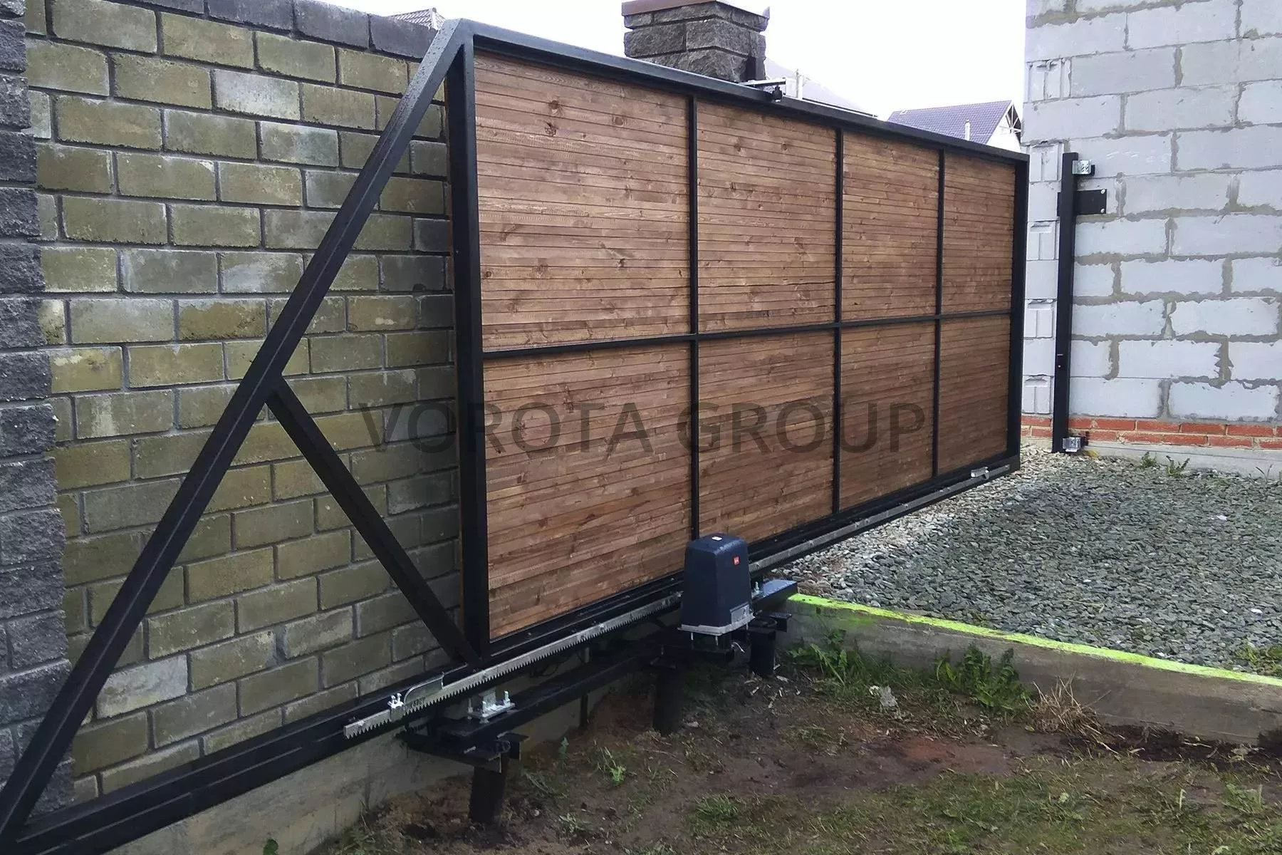 Откатные ворота на сваях Doorhan в частный дом под дерево 2100x2500