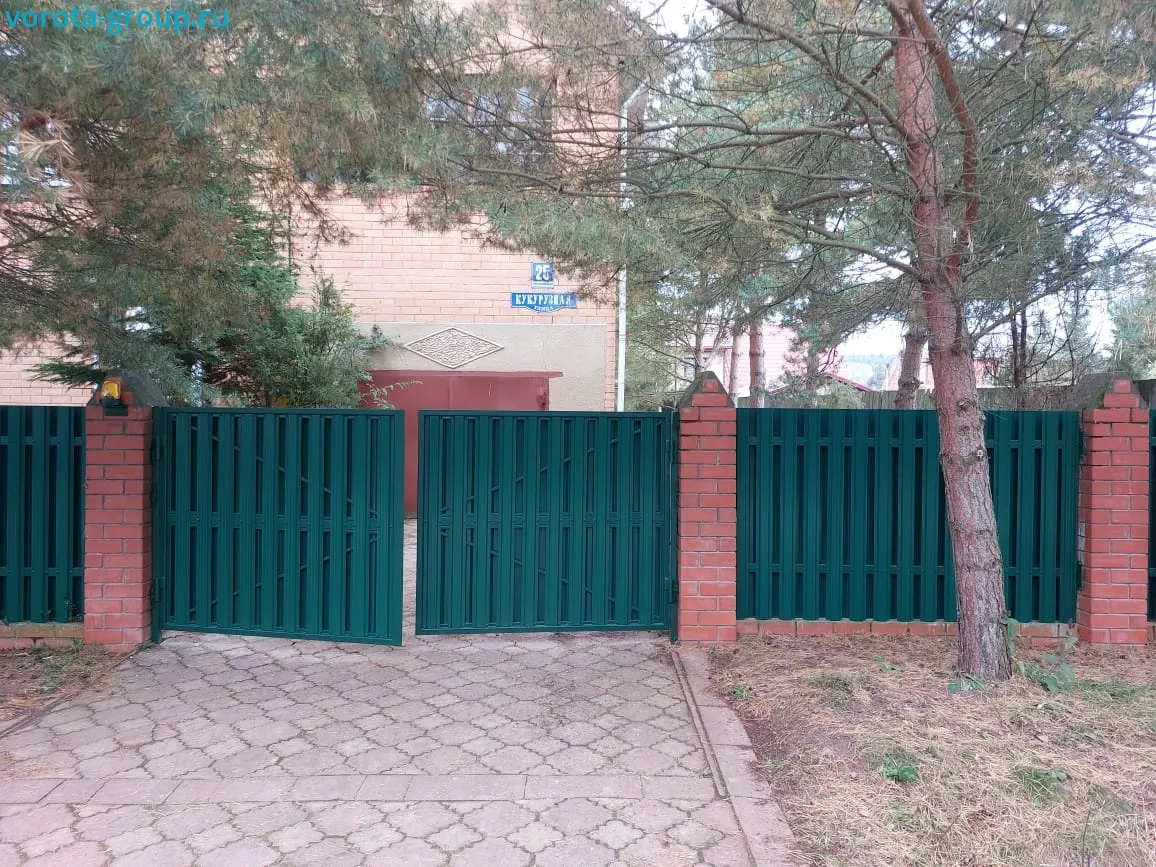 Распашные автоматические ворота с забором
