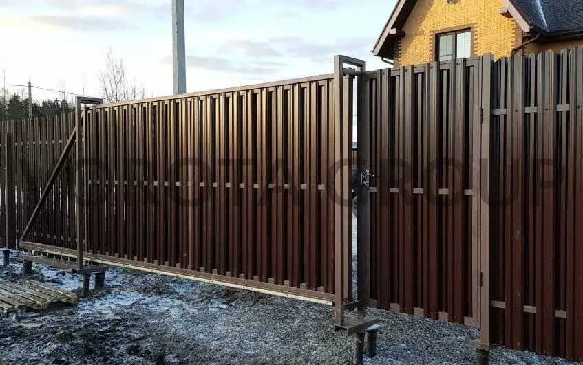 Откатные ворота на сваях с калиткой Doorhan коричневые 3400х2000