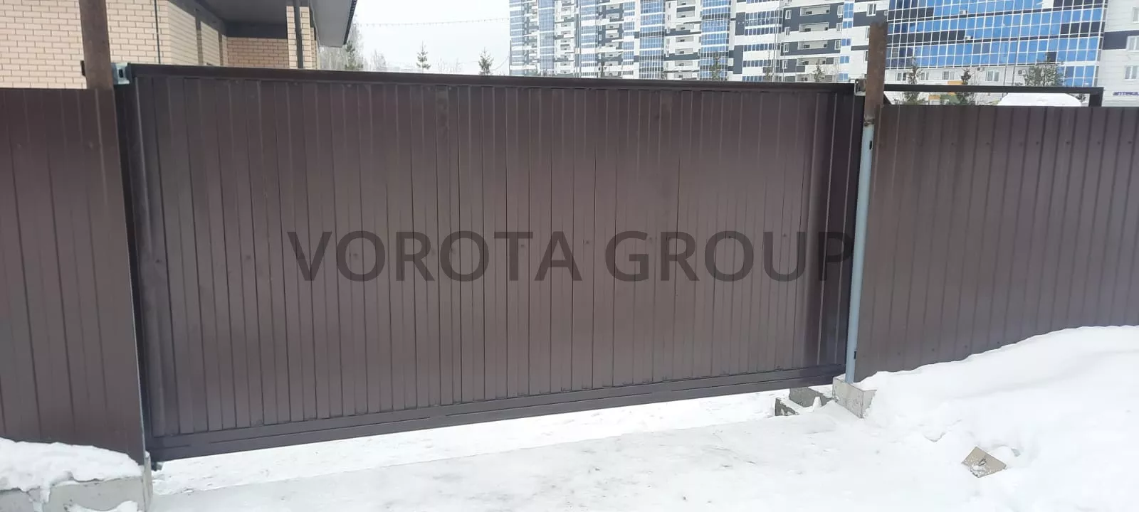 Откатные ворота из профнастила Alutech коричневого цвета 1800x3250