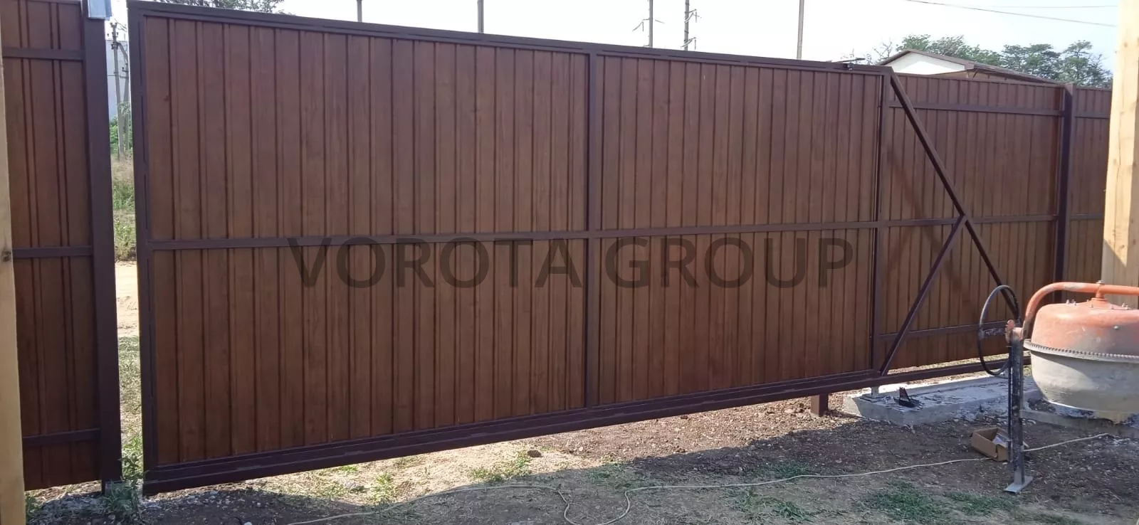 Откатные ворота из профнастила Doorhan в дом под дерево 2500x4500