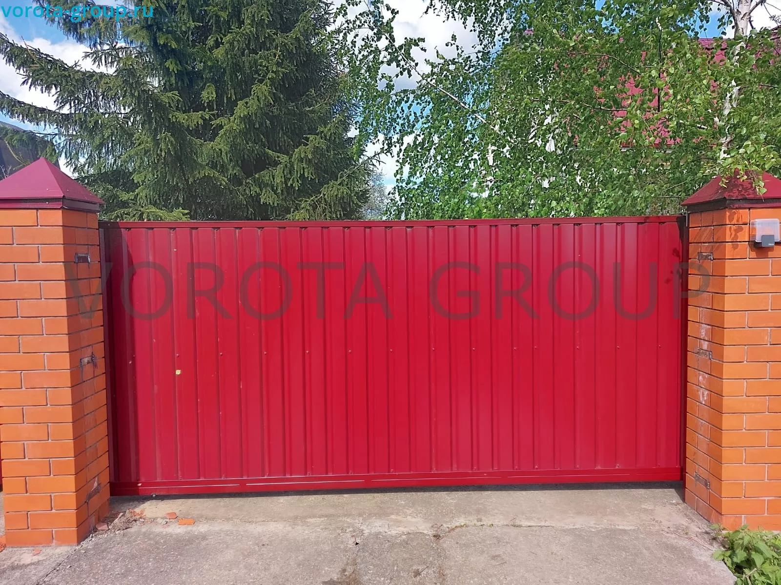 Откатные ворота на сваях обшитые профлистом