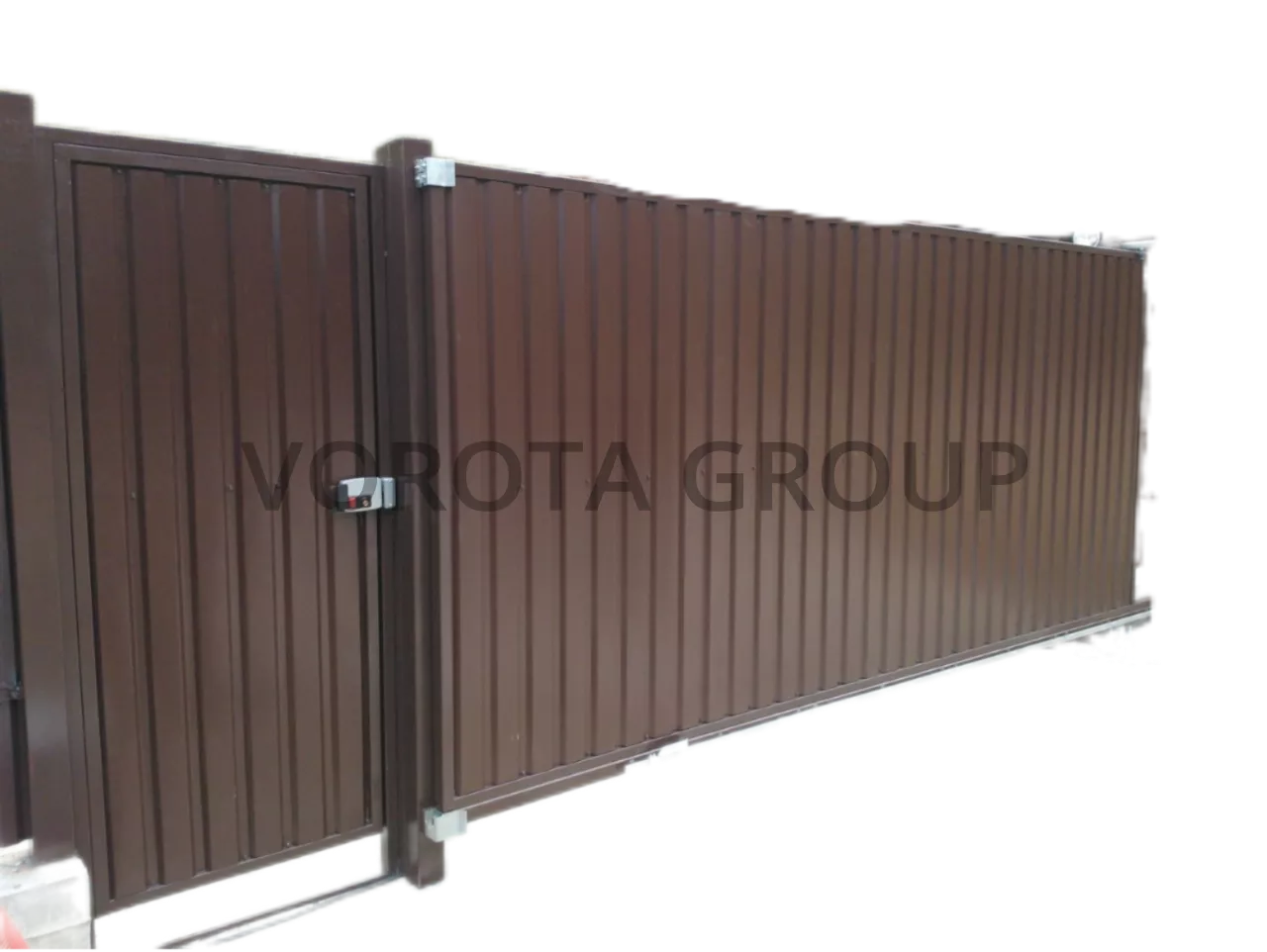 Откатные ворота из профнастила Doorhan с дверью 3000x2000