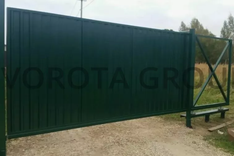 Откатные ворота на винтовых сваях зеленого цвета 1800х4000