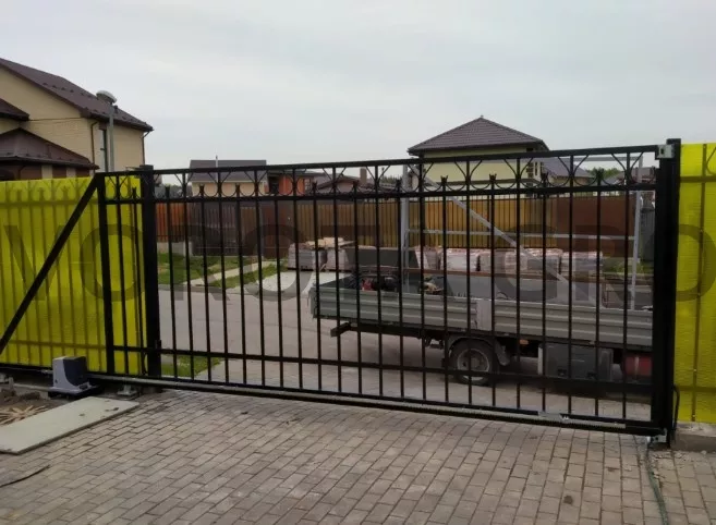 Откатные ворота на винтовых сваях решетчатые 2000х4000