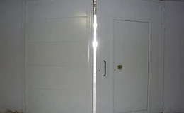 Противопожарные распашные ворота на склад