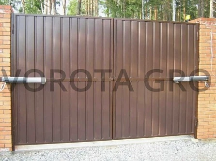 Распашные ворота из профнастила Doorhan на кирпичных столбах 2300х1900