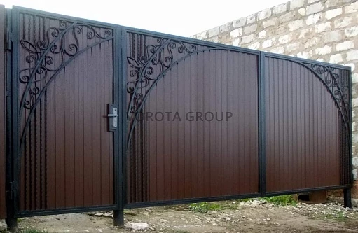 Распашные ворота из профнастила Alutech с ковкой 3000х1800