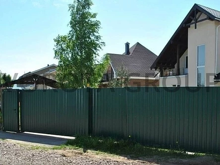 ворота на сваях с калиткой зеленые 2100х3000